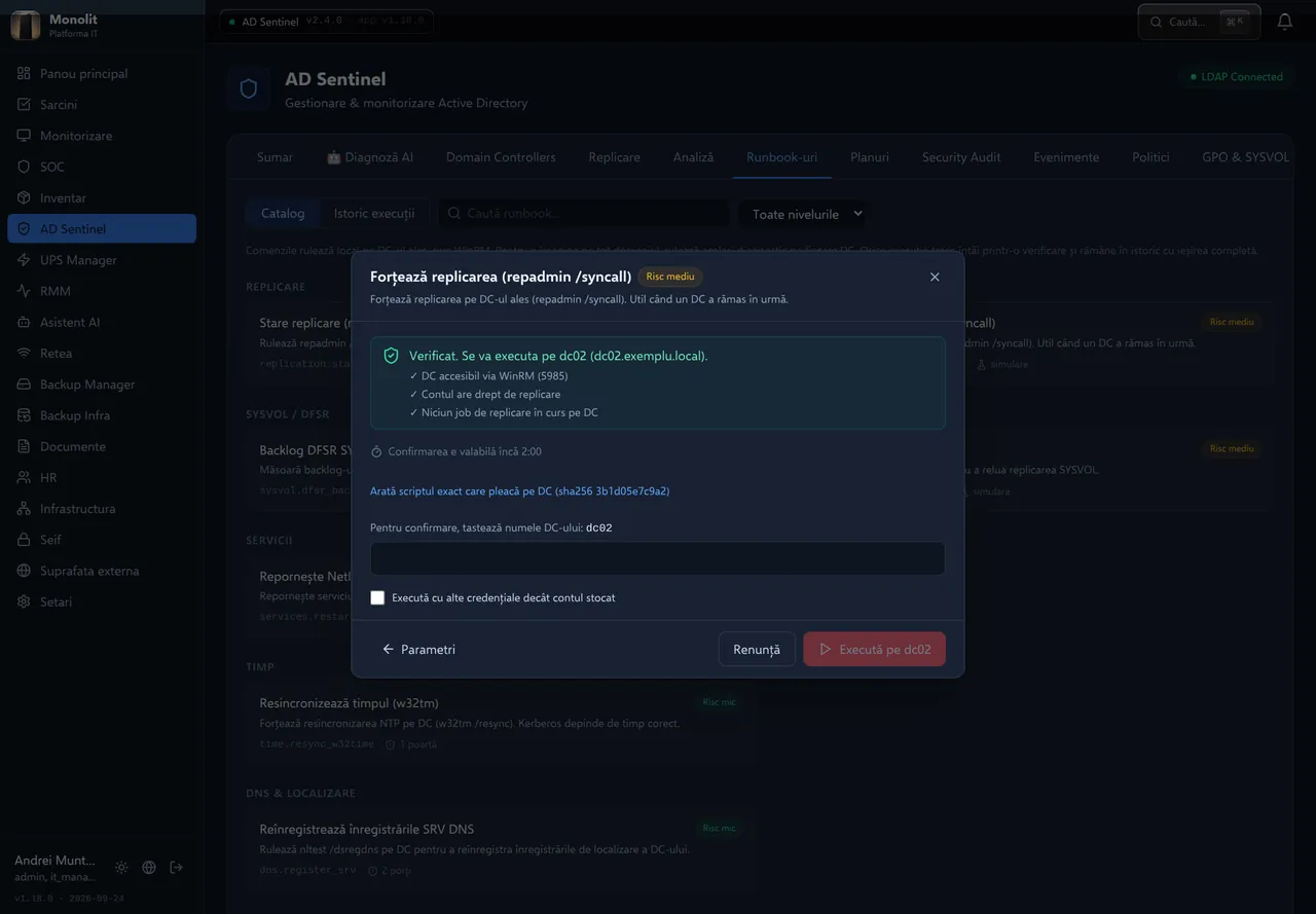Runbook cu verificări prealabile. Înainte de a forța replicarea către dc02, runbook-ul trece printr-o verificare (preflight): porțile de siguranță sunt validate, se afișează scriptul exact (cu amprentă SHA-256) și se cere tastarea numelui DC-ului pentru confirmare.