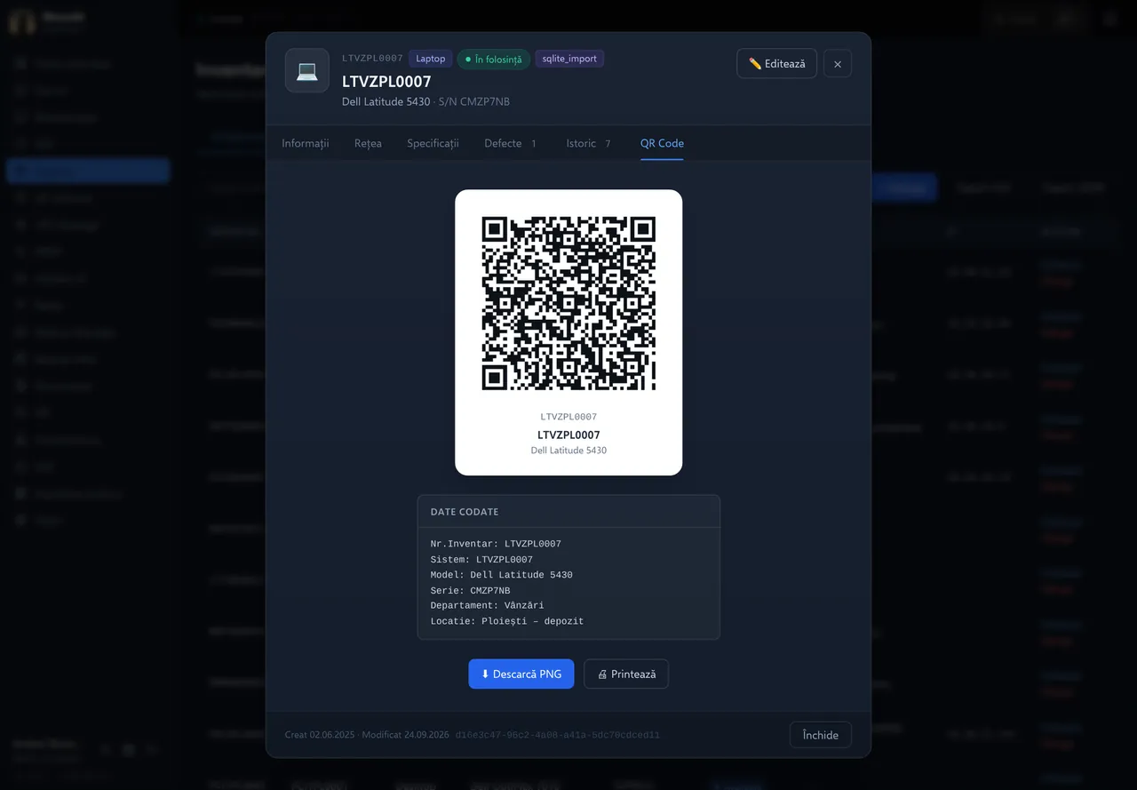 Etichetă QR. Codul QR pentru LTVZPL0007 conține numărul de inventar, modelul, seria, departamentul și locația, fără numele utilizatorului. Eticheta se descarcă sau se tipărește direct din fișă.